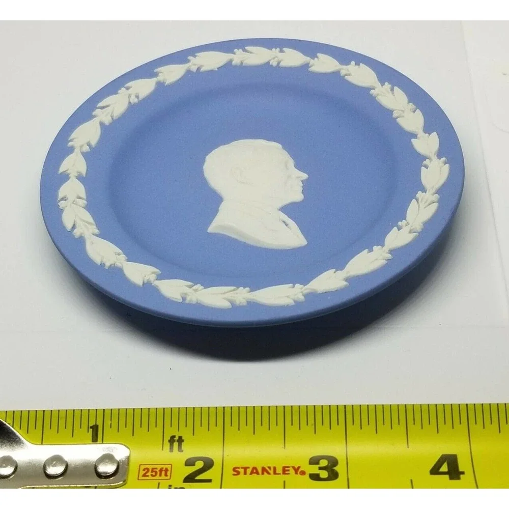 Vintage 1970 Wedgwood England Embossed Richard Nixon Profile 4
